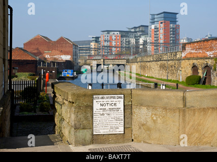 Alte Zeichen detailliert Gewichtsbeschränkungen auf Brücke über Leeds & Liverpool Canal, Leeds, West Yorkshire, England UK Stockfoto