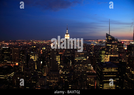 Einen frühen Abend Blick auf das Empire State Building vom oberen Rand der Rock Aussichtsplattform, Rockefeller Center, New York. Stockfoto