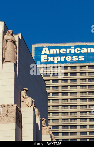 Die ANZAC War Memorial (1934) und American Express aufbauend auf Hyde Park & Elizabeth Street in Sydney New South Wales Australien Stockfoto