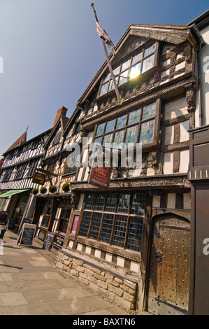 Vertikale Weitwinkel der schwarzen und weißen tudor Fassaden der Tudor House, Garrick Inn und Harvard Haus an einem sonnigen Tag Stockfoto