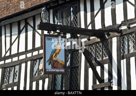 Horizontale Nahaufnahme eines alten schwarz-weiß Tudor-Gebäude mit einem dekorativen Pub Schild an einem sonnigen Tag draußen hängen Stockfoto