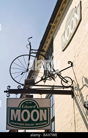 Vertikale Nahaufnahme von einer aufwendigen Hochrad Fahrrad Schmiedeeisen Restaurant Schild hängen gegen ein strahlend blauer Himmel Stockfoto