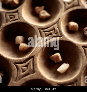 Detail eines hölzernen Mancala-Brettspiels in Malawi Stockfoto