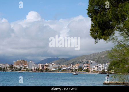 Port de Pollenca, Mallorca in der Bucht mit Tramuntana-Gebirge im Hintergrund Stockfoto