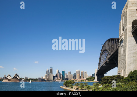 Sydney Harbour Bridge die ikonischen Schiene Straße Fußgängerzone Stahlbrücke (1932) von Kirribili an der North Shore, ist die Stadt darüber hinaus Stockfoto