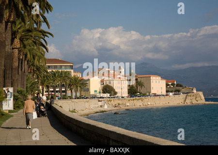 Strandpromenade mit Blick auf die alte Stadt von Ajaccio, Korsika Frankreich Stockfoto