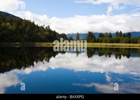 Dramatische Reflexionen über Lake Matheson in der Nähe von Fox Glacier Südinsel Neuseeland Stockfoto
