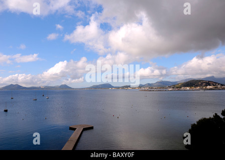 Landschaft mit Wolken reflektiert in der Bucht von Port de Pollenca Stockfoto