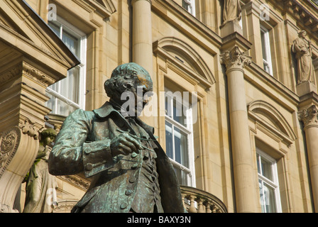 Statue von James Watt im Stadtplatz, Leeds, West Yorkshire, England UK Stockfoto