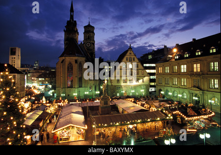 Weihnachtsmarkt auf dem Square Karlsplatz mit Kirche Stiftskirche und Schiller-Denkmal, Stuttgart, Deutschland Stockfoto