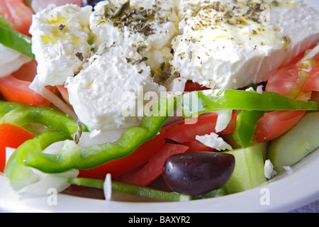 Griechischer Salat mit Feta-Käse, Nahaufnahme Stockfoto