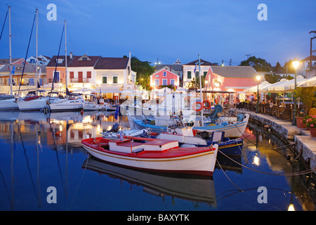 Fiskardo Hafen am Abend Insel Kephallonia, Ionische Inseln, Griechenland Stockfoto