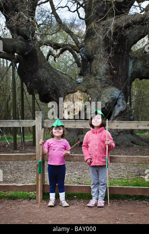 Kinder mit 'Robin Hood' Hüten an der großen Eiche im Sherwood Forest, Nottinghamshire. Stockfoto