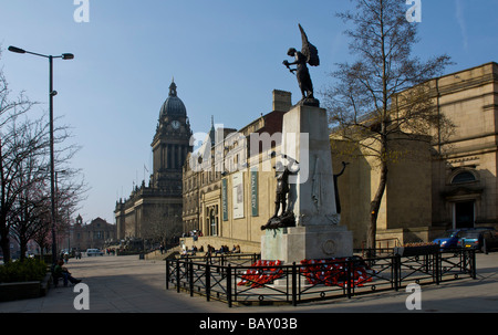 Kriegerdenkmal und Art Galley in Victoria Square, Leds, West Yorkshire, England UK Stockfoto