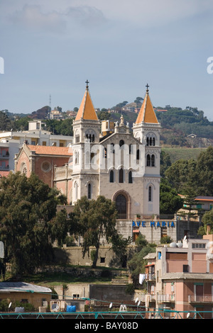 Blick auf eine Kirche von Duomo Clock Tower, Chiesa della Madonna di Montalto, Messina, Sizilien, Italien Stockfoto