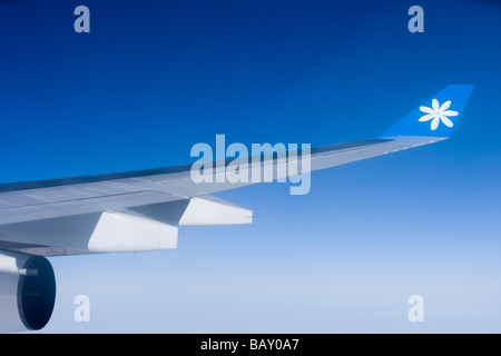 Luftaufnahme von Air Tahiti Nui Airbus A340 Flügel mit Tiare-Blumen-Logo auf Flügelspitze, Französisch-Polynesien Stockfoto