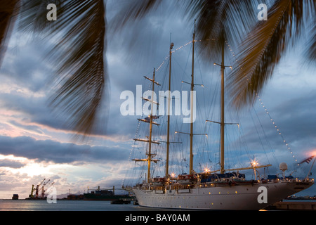 Segeln Kreuzfahrtschiff Star Flyer (Star Clippers Kreuzfahrten) im Hause Hafen von Papeete, Papeete, Tahiti, Gesellschaftsinseln, Französisch Polynesi Stockfoto