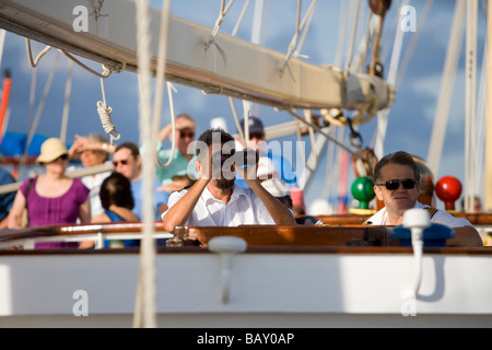 Kapitän und erster Offizier auf der Brücke der Segeln Kreuzfahrtschiff Star Flyer (Star Clippers Kreuzfahrten), Fakarava, die Tuamotus Französisch Stockfoto