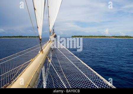 Segeln Kreuzfahrtschiff Star Flyer (Star Clippers Kreuzfahrten) nähert sich Avatoru Pass in Rangiroa Atoll Rangiroa, die Tuamotus, Frenc Stockfoto