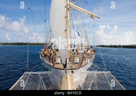 Segeln Kreuzfahrtschiff Star Flyer (Star Clippers Kreuzfahrten) segelt durch Avatoru Pass in Rangiroa Atoll Rangiroa, die Tuamotus, Fr Stockfoto