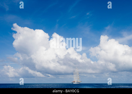 Segel-Kreuzfahrtschiff Star Flyer (Star Clippers Kreuzfahrten) vor Anker in Rangiroa Atoll Rangiroa, die Tuamotus, Französisch-Polynesien Stockfoto