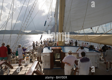 Segeln Kreuzfahrtschiff Star Flyer (Star Clippers Kreuzfahrten) nähert sich die Lagune von Bora Bora, Bora Bora, Gesellschaftsinseln, Französisch-Polynesien Stockfoto