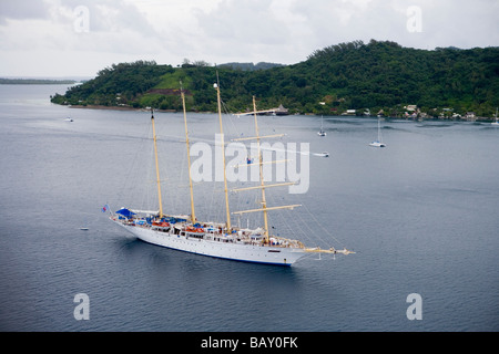 Luftaufnahme von Clipper Schiff vor Anker in der Lagune von Bora Bora, Bora Bora, Gesellschaft Isl Kreuzfahrtschiff Star Flyer (Star Clippers Kreuzfahrten) Stockfoto