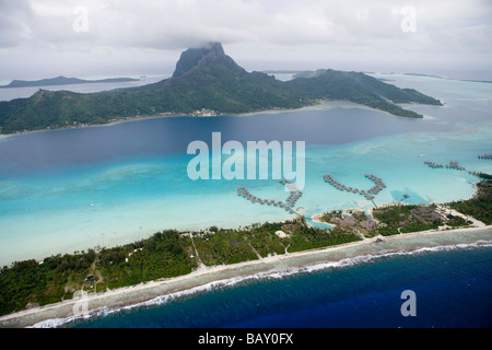 Luftbild des InterContinental Resort &amp; Thalasso-Spa Bora Bora Wasserbungalows mit Mount Otemanu, Bora Bora, Gesellschaft ist Stockfoto