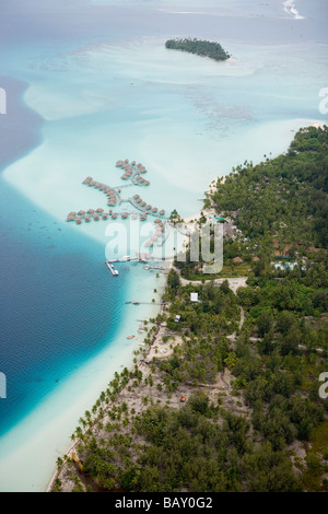 Luftaufnahme von Bora Bora Pearl Beach Resort und Spa Overwater Bungalows, Bora Bora, Gesellschaftsinseln, Französisch-Polynesien Stockfoto