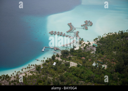 Luftaufnahme von Bora Bora Pearl Beach Resort und Spa Overwater Bungalows, Bora Bora, Gesellschaftsinseln, Französisch-Polynesien Stockfoto