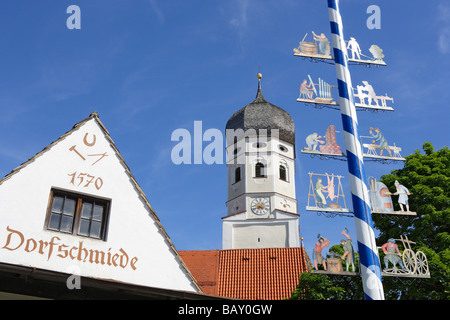 Maibaum und Kirche von Andechs, Landkreis Starnberg, Bayern, Deutschland Stockfoto