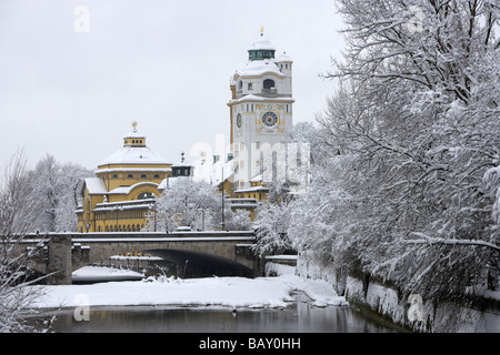 Blick auf Muellersches Volksbad am Isar-Ufer, Haidhausen, München, Bayern, Deutschland Stockfoto