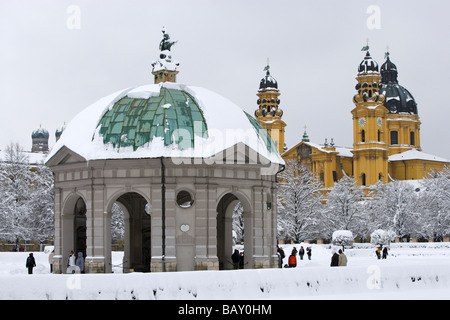 Ein Wintertag im Hofgarten und der Pavillon, die Onionshaped Türme der Frauenkirche und der gelbe Theatinerkirche, Mu Stockfoto