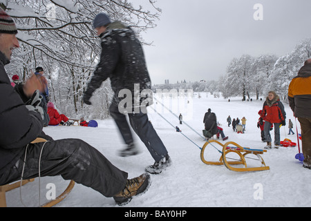 Menschen, die Rodeln am englischen Garten an einem Wintertag, München, Bayern, Deutschland Stockfoto