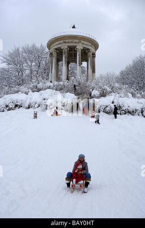 Menschen, die unter der Monopteros-Tempel im englischen Garten, München, Bayern, Rodeln Stockfoto