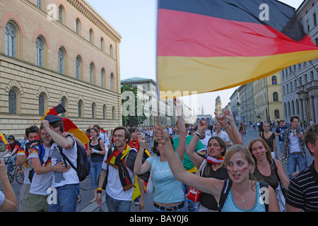 Deutsche Fußball-Fans feiern auf der Leopoldstraße, Maxvorstadt, München, Bayern, Deutschland Stockfoto