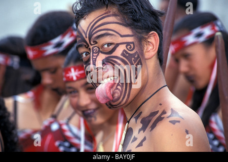 Jungen Erwachsenen Maori bei Haka-Rotorua, Nordinsel, Neuseeland Stockfoto