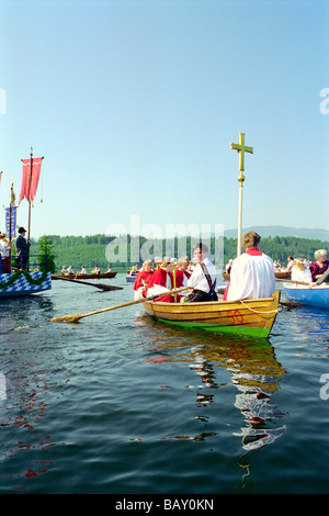 Menschen Rudern während einer Prozession auf der See Staffelsee, Murnau, Bayern, Deutschland Stockfoto