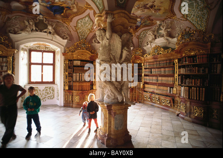 Kinder betrachten der Skulpturen auf einer Säule in der barocken Bibliothek der Benediktinerabtei Metten, Niederbayern, Deutschland Stockfoto
