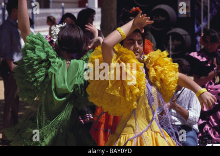 Junge Frauen in bunten Kleidern Rüschen Tanz Flamenco, Jerez De La Frontera, Provinz Cadiz, Andalusien, Spanien Stockfoto