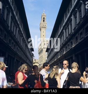 Menschen stehen in einer Warteschlange vor den Uffizien, Palazzo Vecchio im Hintergrund, Firence, Italien Stockfoto