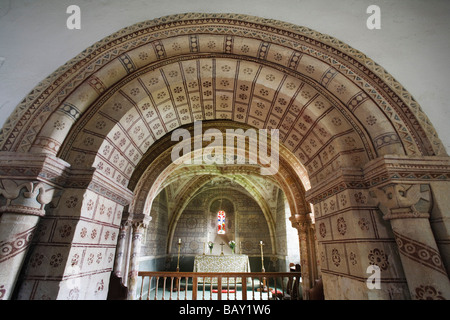 Das farbenfrohe Interieur des St.Georges Kirche, Hampnett, Gloucestershire, UK Stockfoto