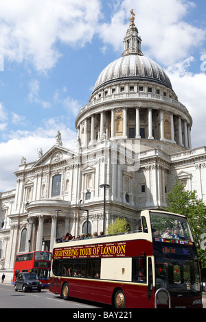 Tour durch London Bus vorbei St Pauls Cathedral Stockfoto