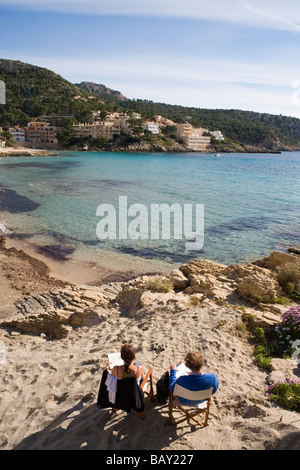 Paar erholsame auf Sant Elm Beach, Sant Elm, Mallorca, Balearen, Spanien Stockfoto