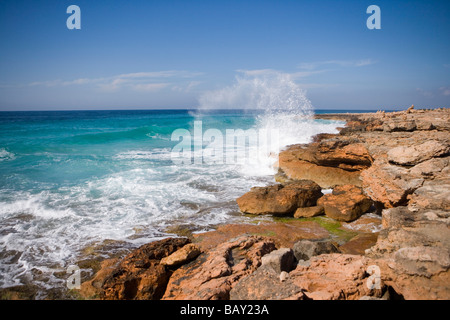 Absturz, Welle, Cap de Ses Salines, Mallorca, Balearen, Spanien Stockfoto