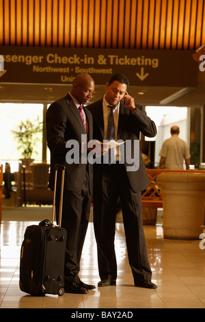 Multi-ethnischen Geschäftsleute am Flughafen Stockfoto
