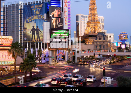 Las Vegas Boulevard, dem Strip. Ballys, Planet Hollywood und Paris Hotel und Casino im Hintergrund, Las Vegas, Nevada, USA Stockfoto