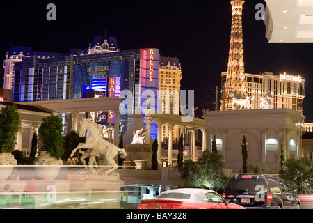 Las Vegas Boulevard, dem Strip. Ballys, Planet Hollywood und Paris Hotel und Casino im Hintergrund, Las Vegas, Nevada, USA Stockfoto