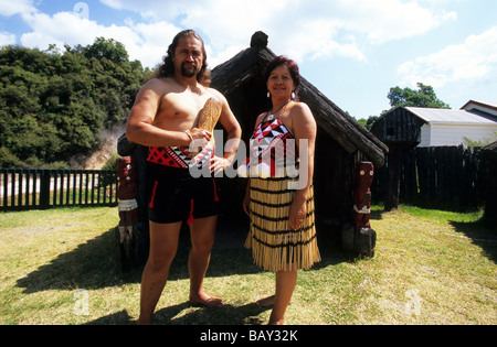Traditionell gekleideten Maori paar in ein Maori-Dorf auf der Nordinsel, Neuseeland Stockfoto