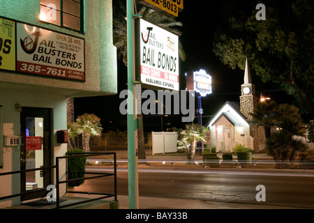 Las Vegas Boulevard, dem Strip. Graceland Wedding Chapel und Gefängnis Busters, Innenstadt von Las Vegas, Nevada, USA Stockfoto